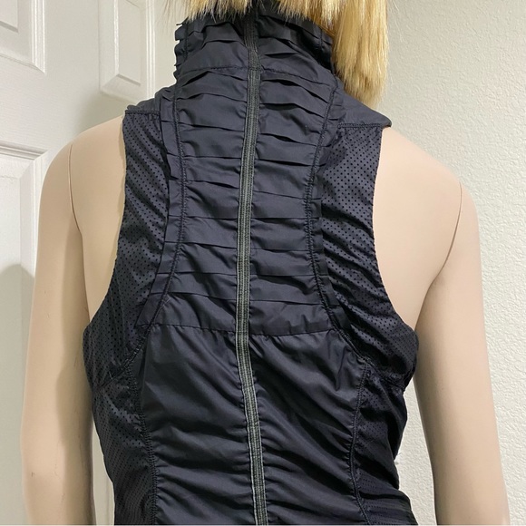 LULULEMON Black Lightweight Pleated Reflective Vest Size 4 - Picture 5 of 16
